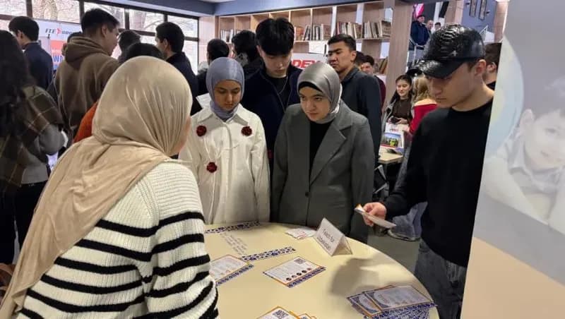 WIUT Internship Fair 2025 te stend janındaǵı studentler